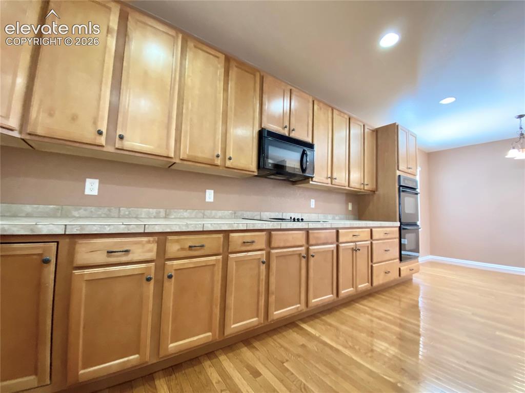 Image 7 of 29: Kitchen