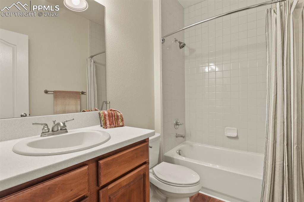 Image 23 of 43: Full Bathroom - Main Level Hall 