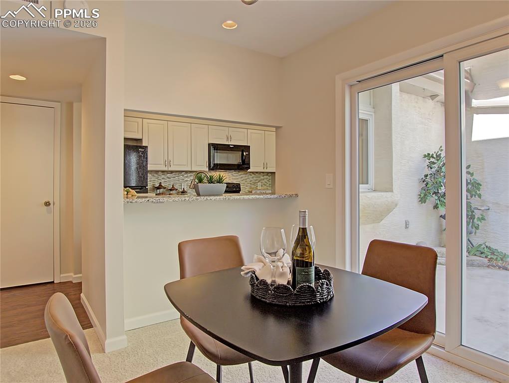 Image 11 of 27: Dining Area