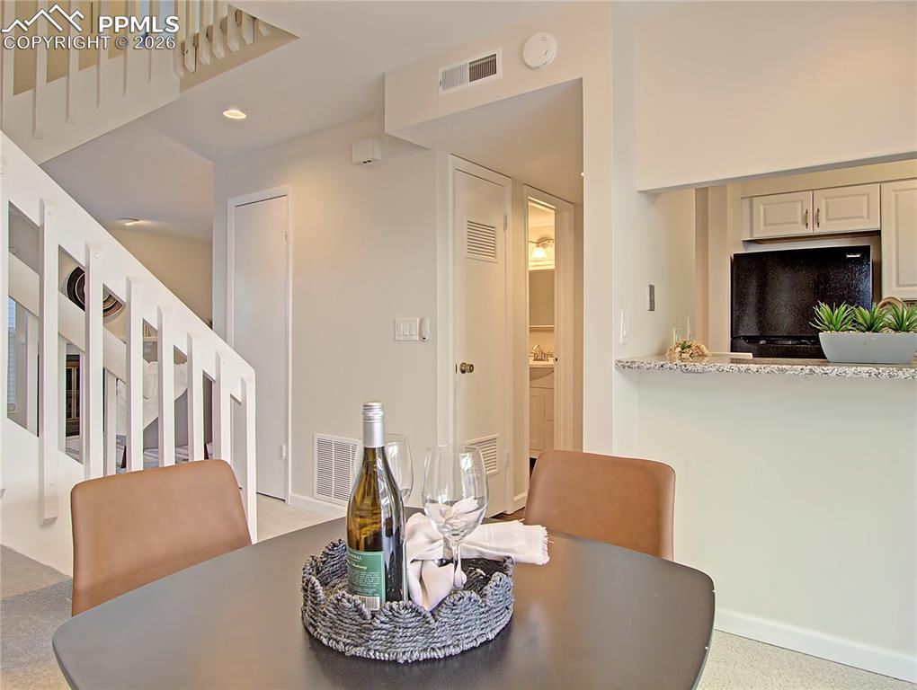 Image 12 of 27: Dining Area