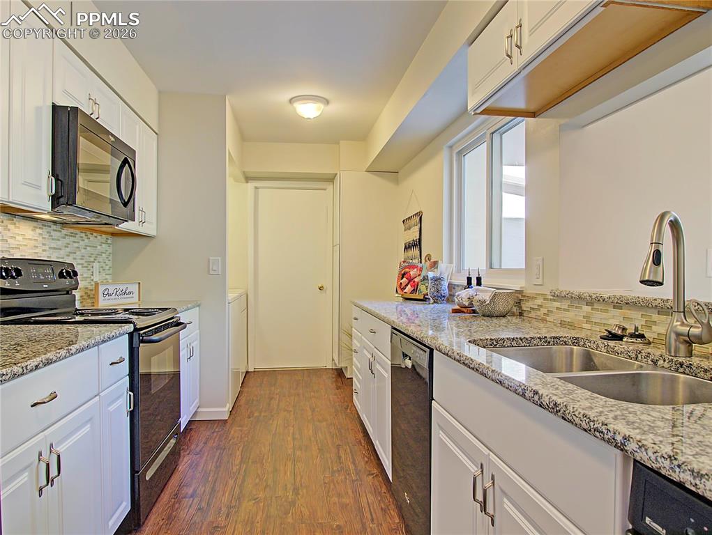 Image 14 of 27: Kitchen