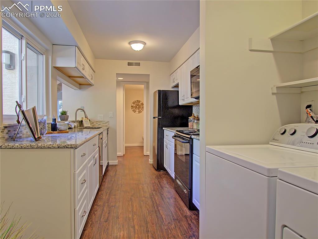 Image 15 of 27: Kitchen