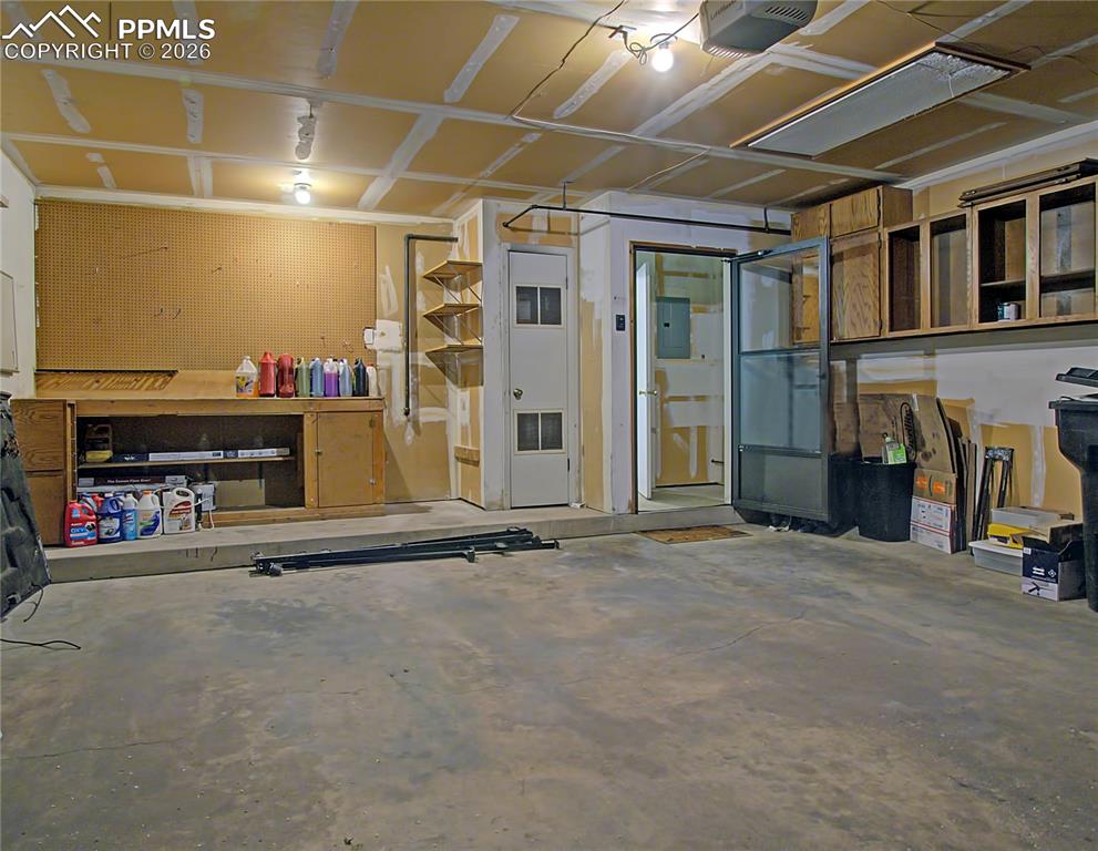 Image 17 of 27: Garage