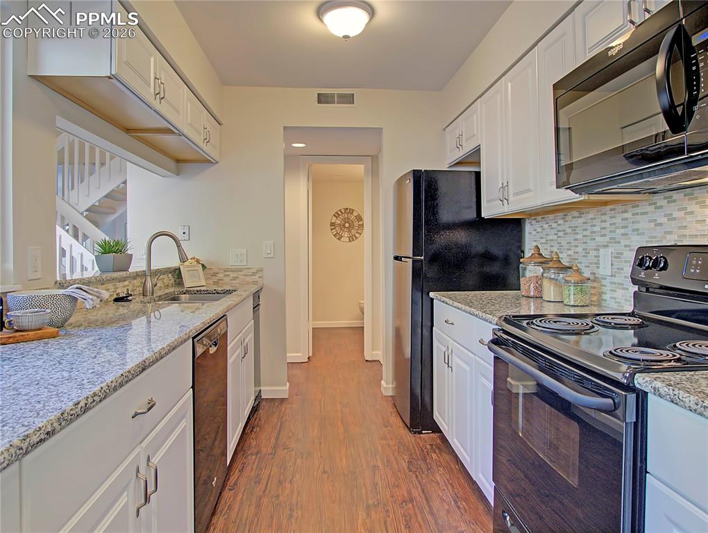 Image 18 of 27: Kitchen