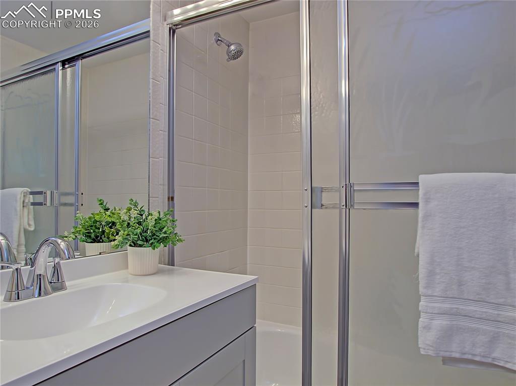 Image 21 of 27: Bathroom