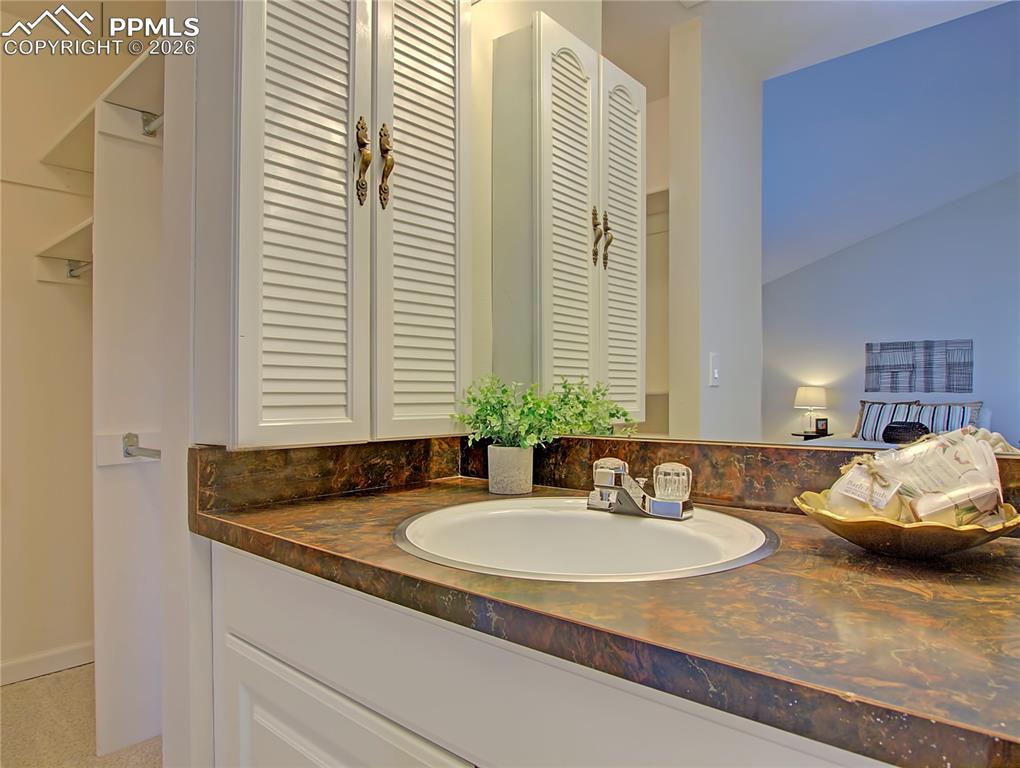 Image 22 of 27: Bathroom