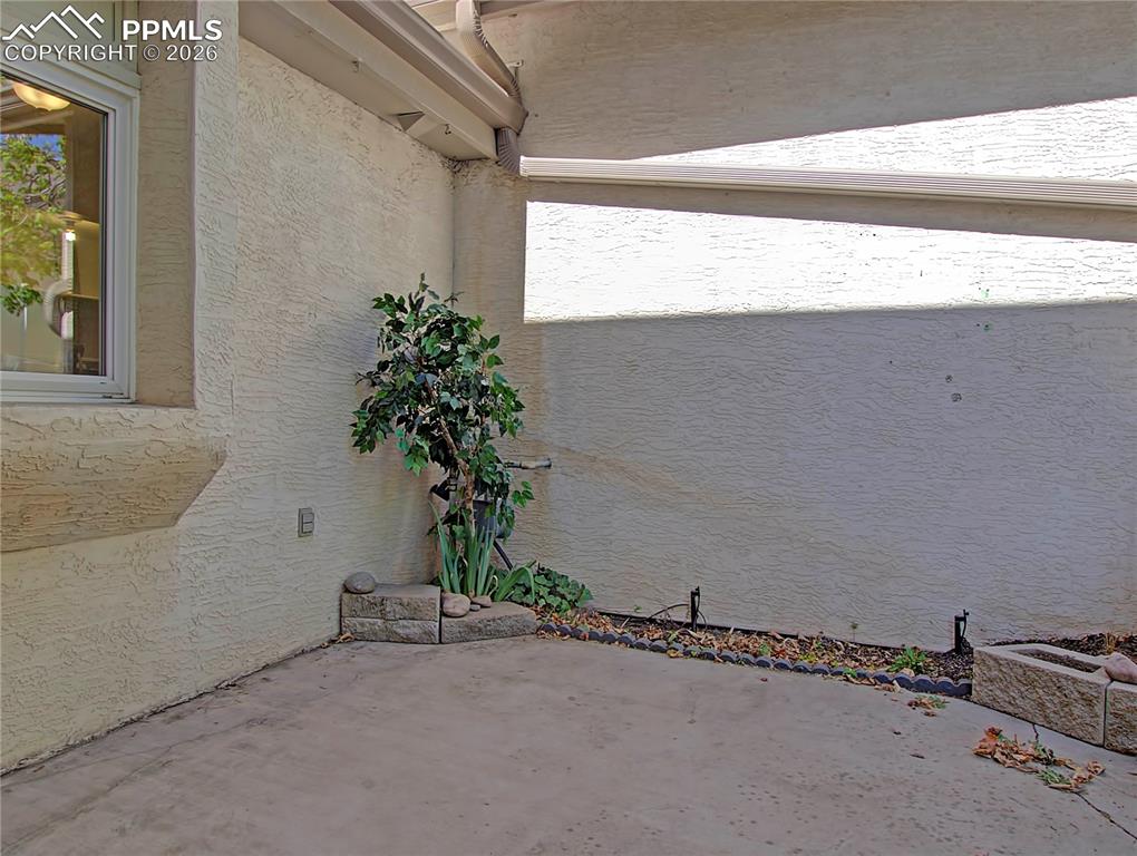 Image 25 of 27: Patio