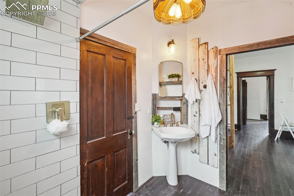 Image 26 of 49: UNIT 2- MIDDLE FLOOR