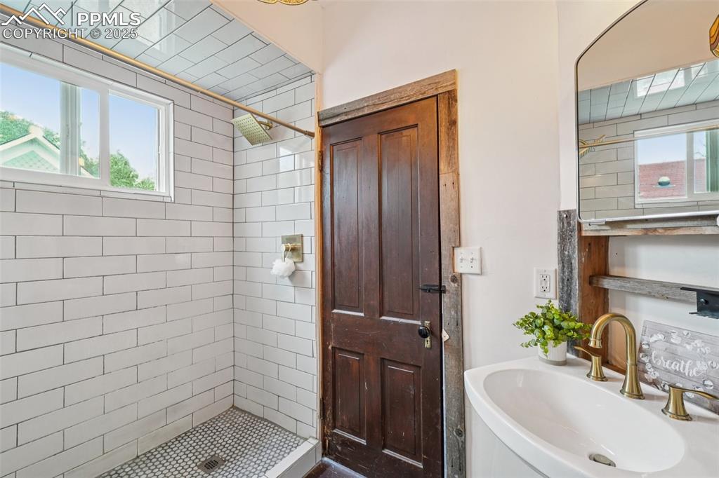 Image 27 of 49: UNIT 2- MIDDLE FLOOR