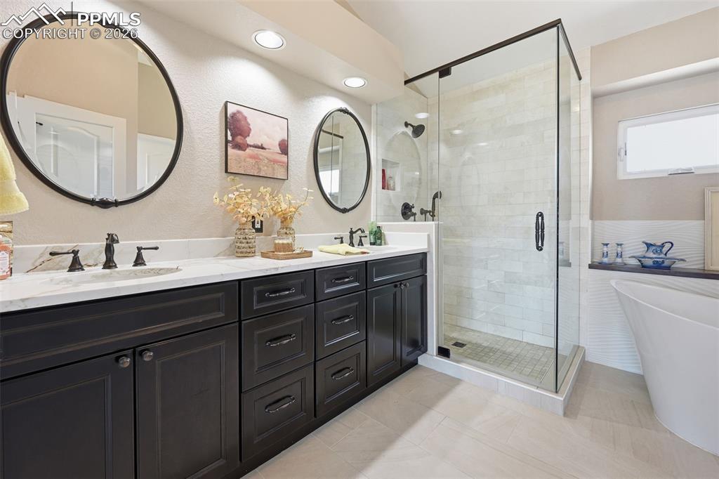 Image 17 of 38: Bathroom