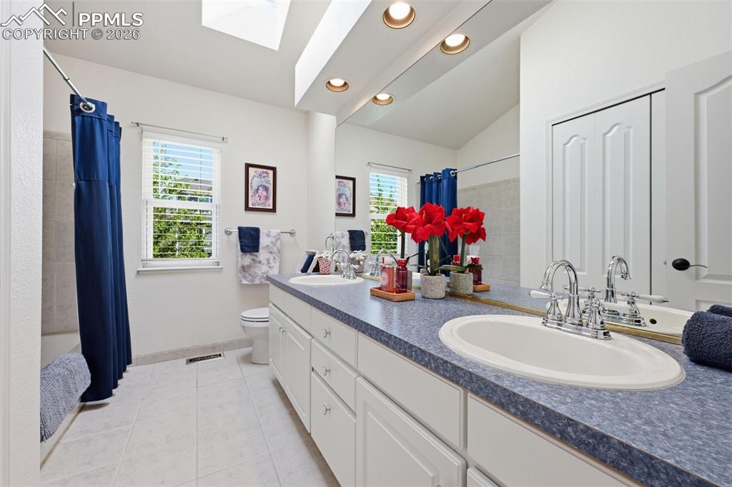 Image 23 of 38: Bathroom