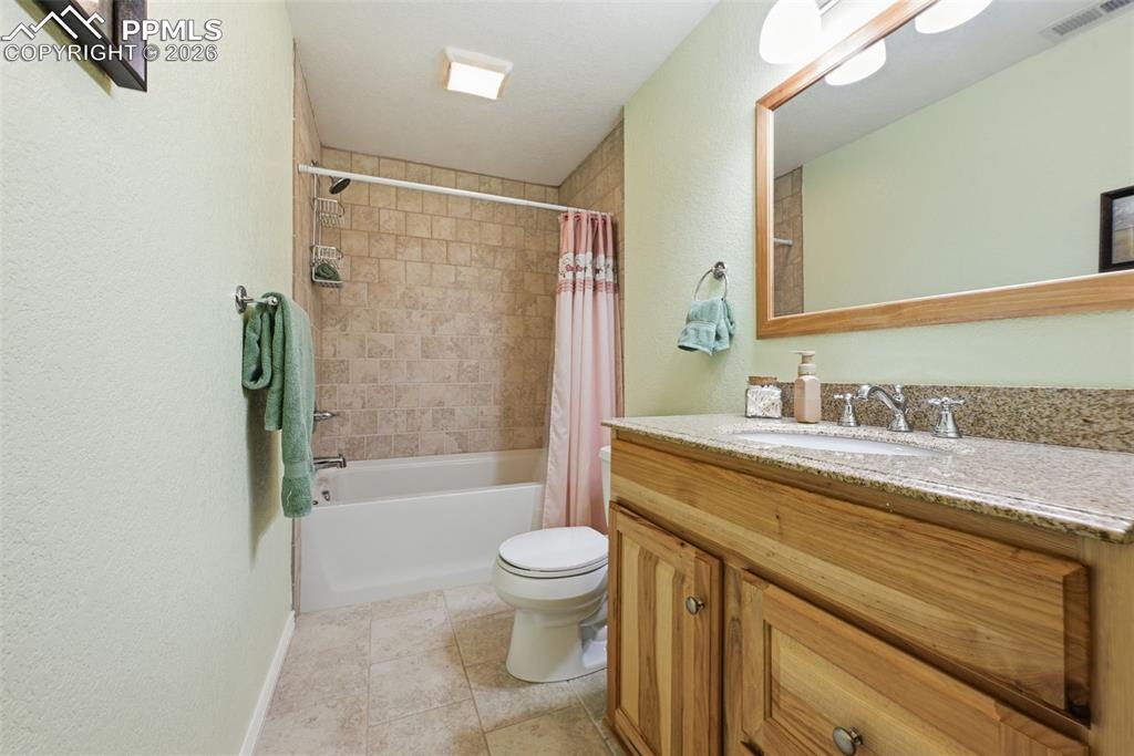 Image 25 of 38: Bathroom