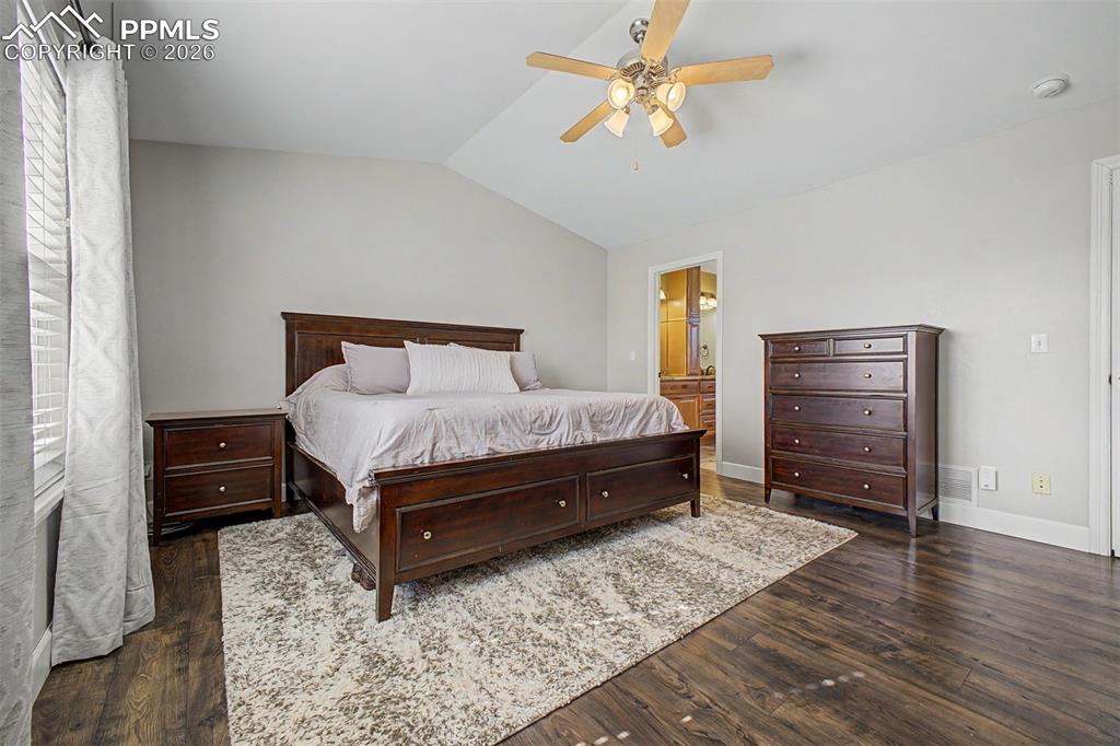 Image 14 of 48: Bedroom