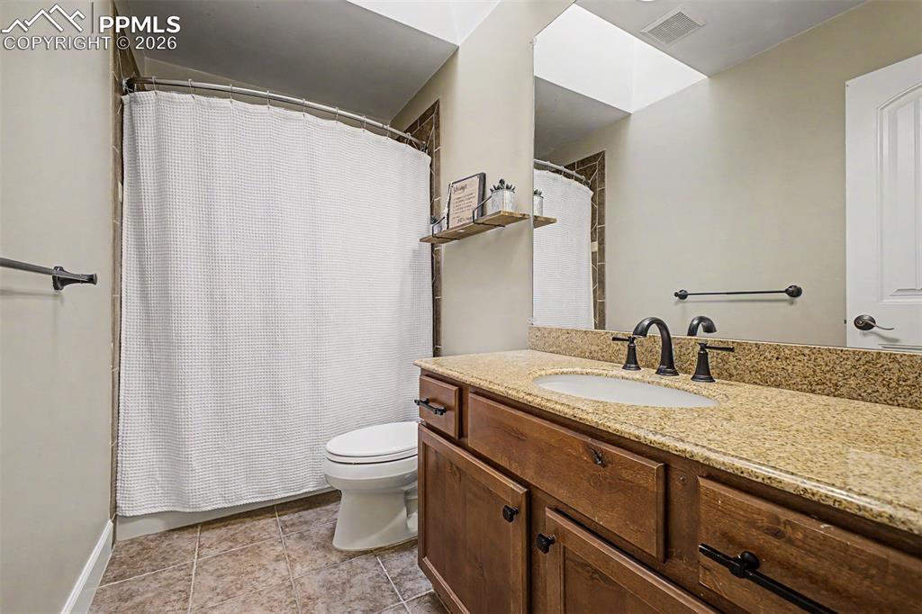 Image 20 of 48: Bathroom