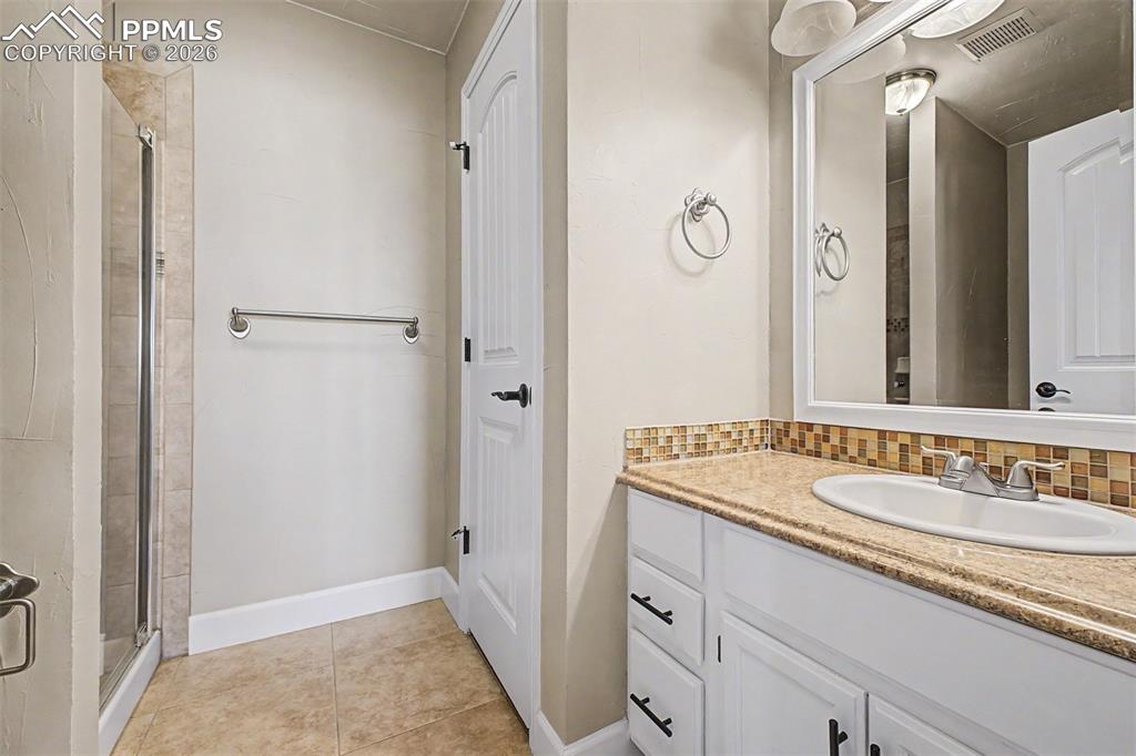 Image 23 of 48: Bathroom