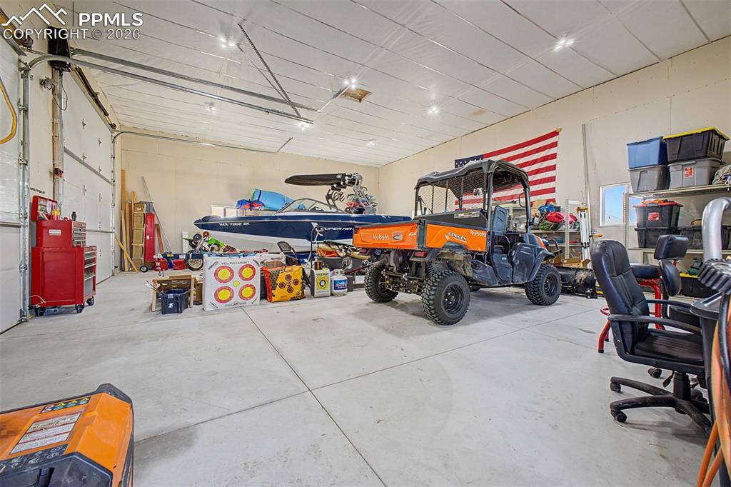 Image 34 of 48: Garage