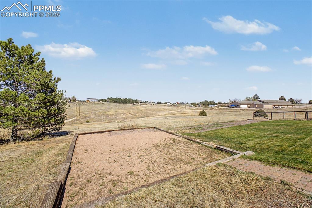 Image 40 of 48: Yard