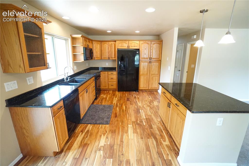 Image 10 of 33: Kitchen