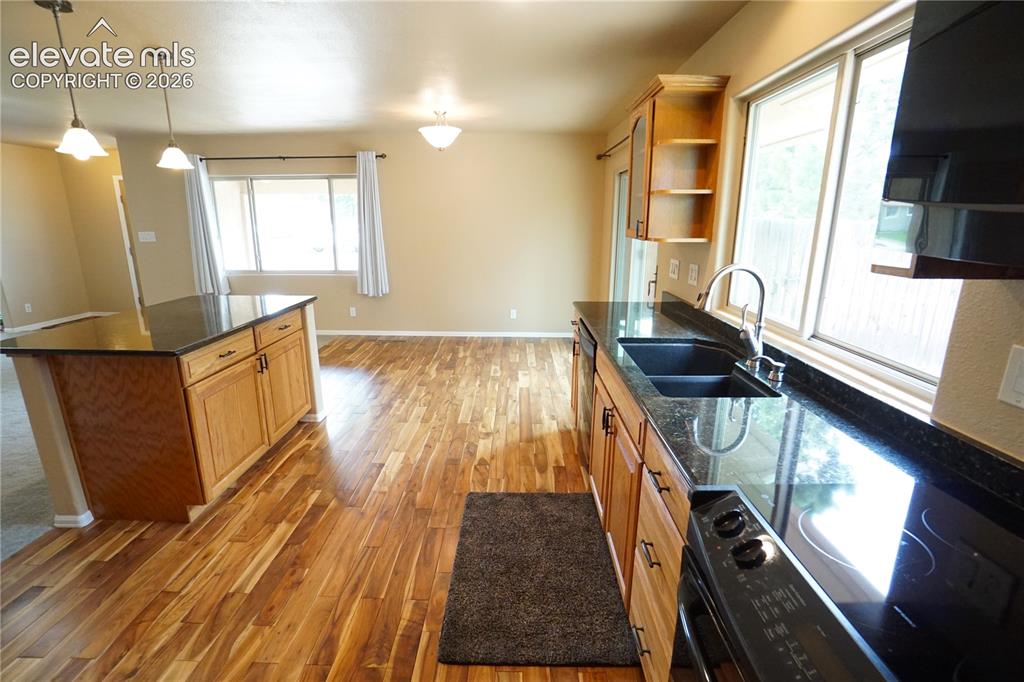 Image 11 of 33: Kitchen