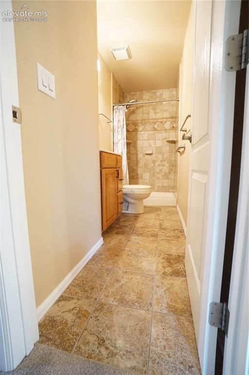 Image 15 of 33: Bathroom