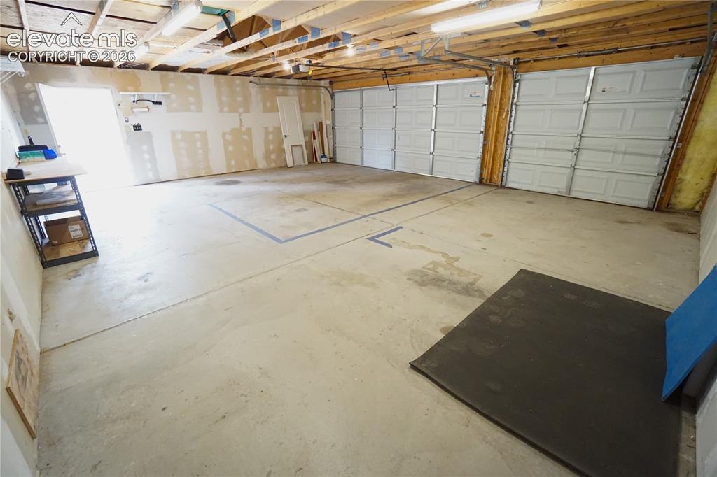 Image 33 of 33: Garage
