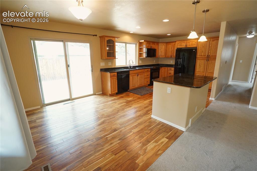 Image 9 of 33: Kitchen