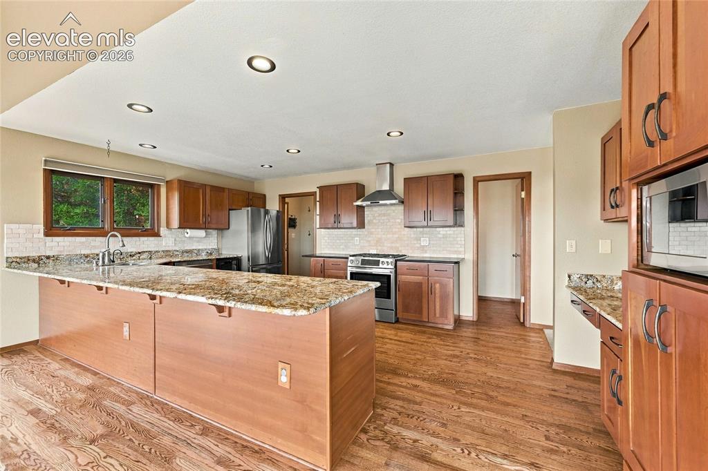 Image 13 of 50: Kitchen