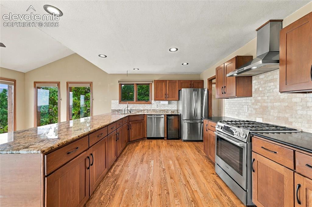 Image 14 of 50: Kitchen