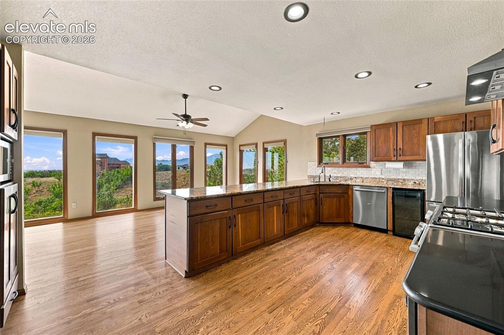 Image 16 of 50: Kitchen