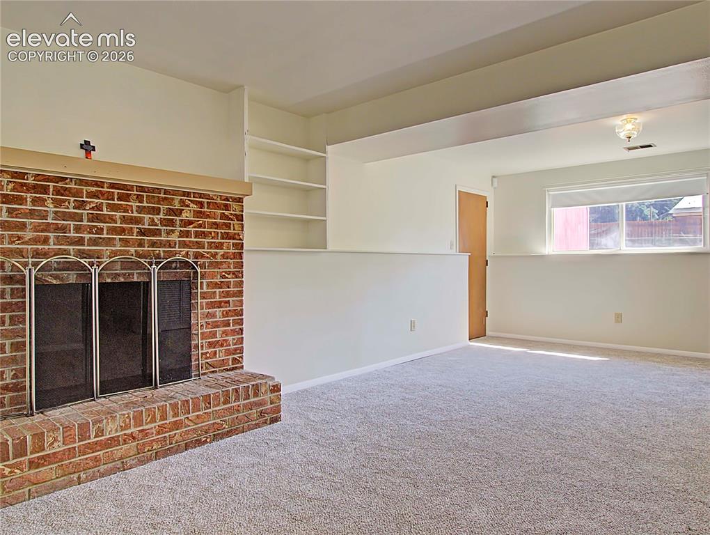 Image 14 of 27: Family Room