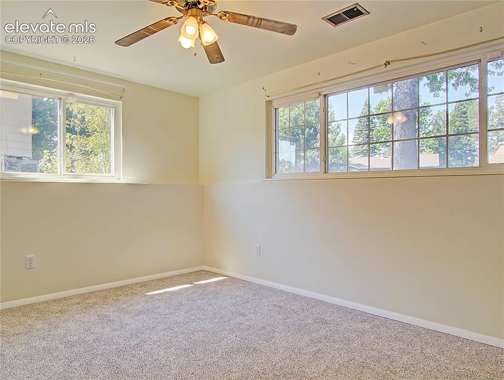 Image 18 of 27: Bedroom