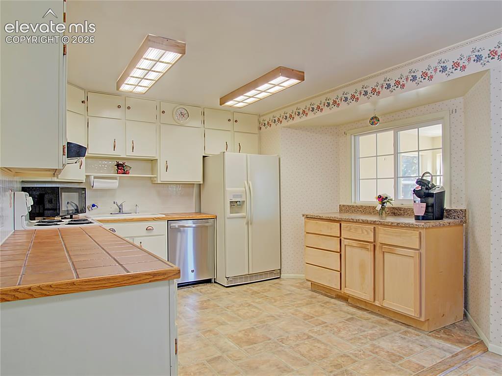 Image 7 of 27: Kitchen