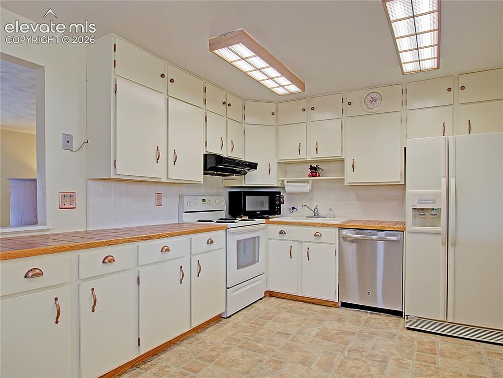Image 8 of 27: Kitchen