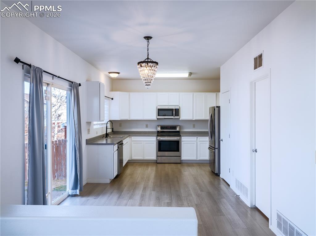 Image 10 of 28: Kitchen