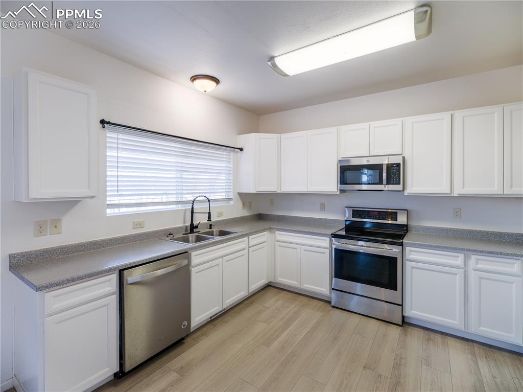 Image 11 of 28: Kitchen