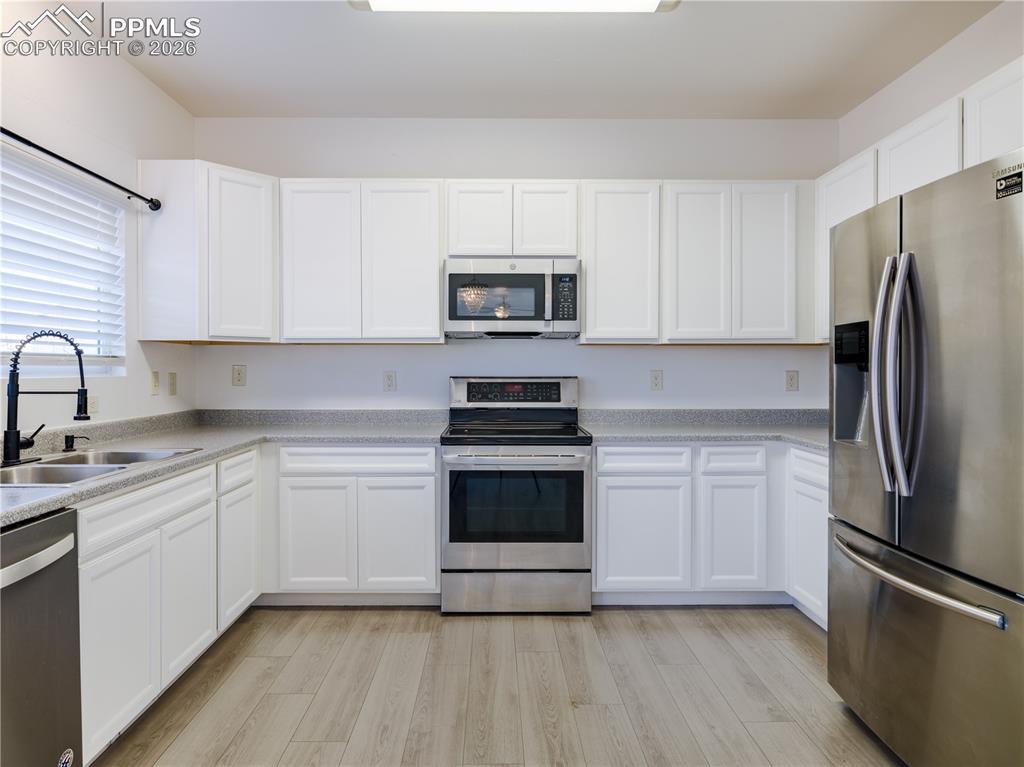 Image 13 of 28: Kitchen