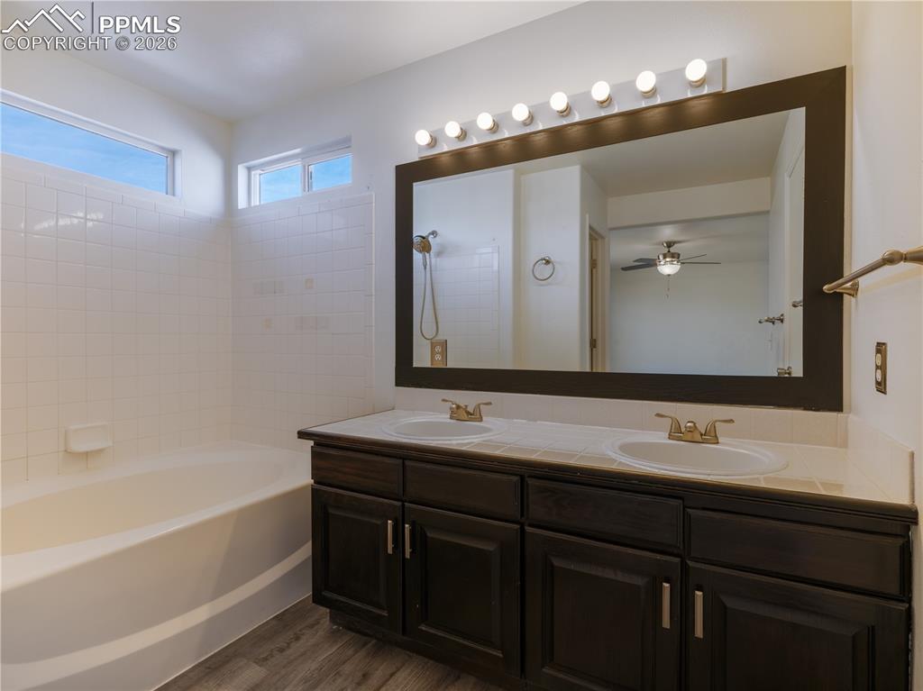 Image 19 of 28: Bathroom