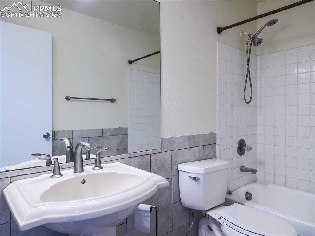 Image 24 of 28: Bathroom