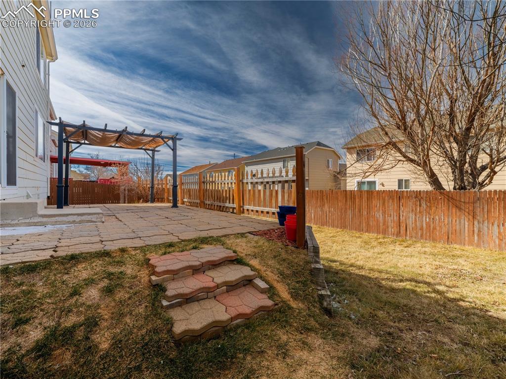 Image 27 of 28: Yard