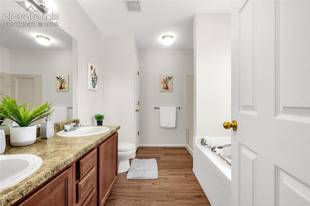 Image 13 of 46: Bathroom