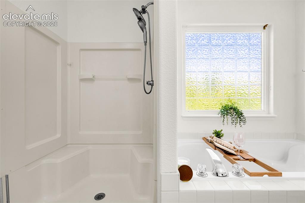 Image 16 of 46: Bathroom