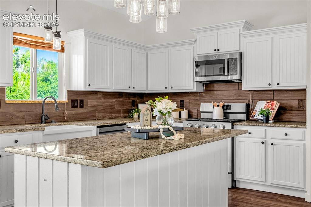 Image 7 of 46: Kitchen