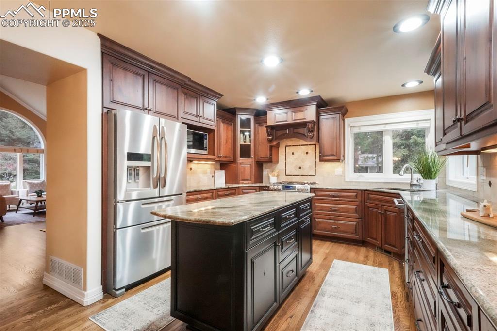 Image 10 of 50: Kitchen
