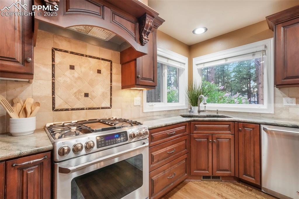 Image 12 of 50: Kitchen