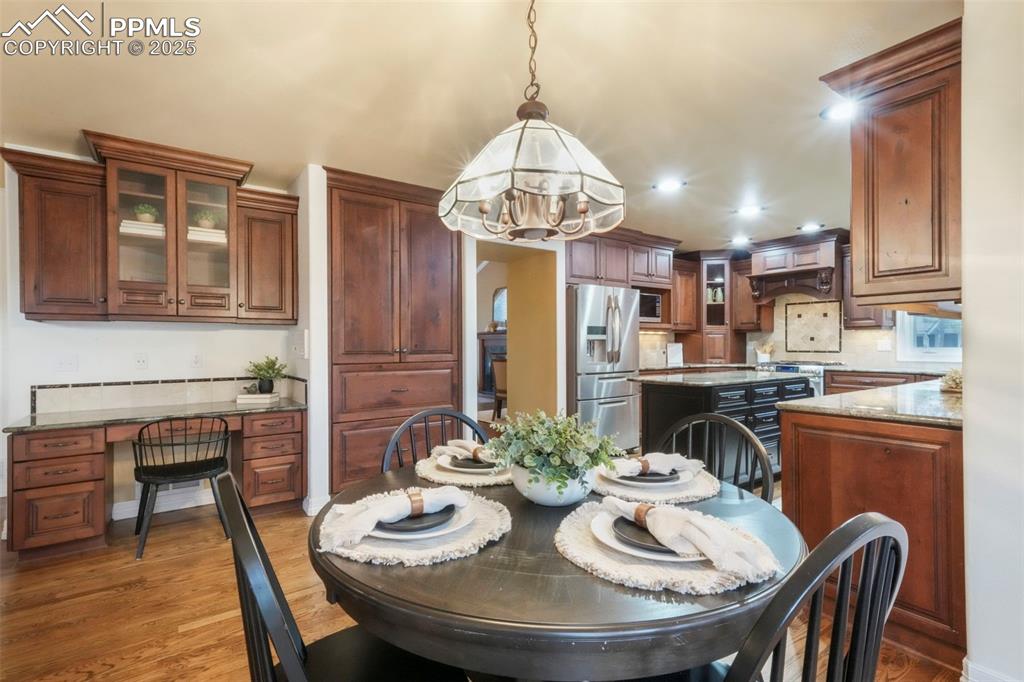 Image 14 of 50: Dining Area