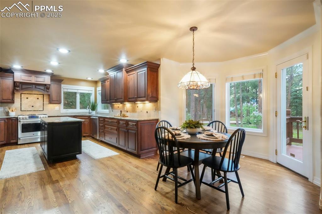 Image 15 of 50: Dining Area