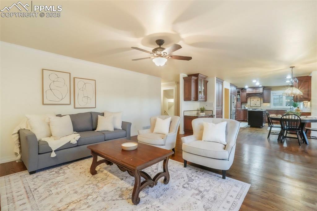 Image 18 of 50: Living Room