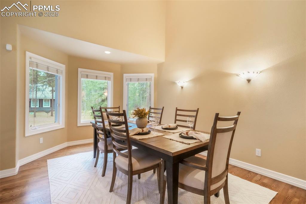 Image 8 of 50: Dining Room