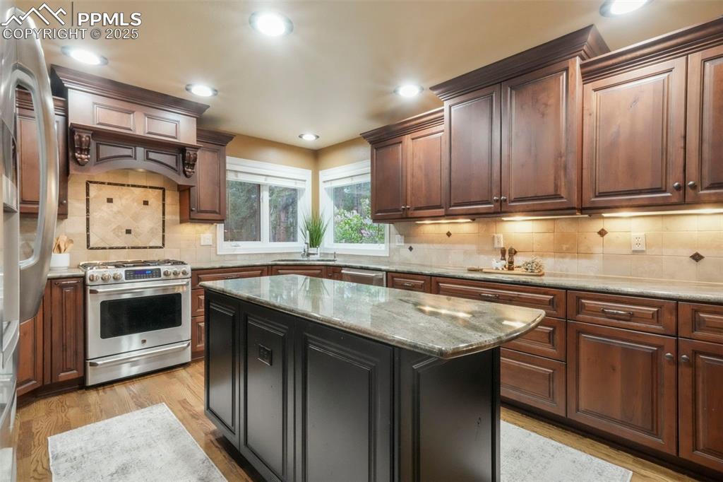 Image 9 of 50: Kitchen
