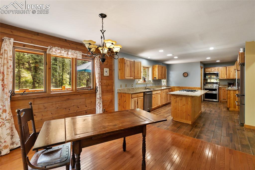 Image 10 of 40: Kitchen